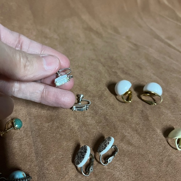 Lot of 14 vintage clip on or screw back earrings. Great condition and designs - Picture 14 of 16